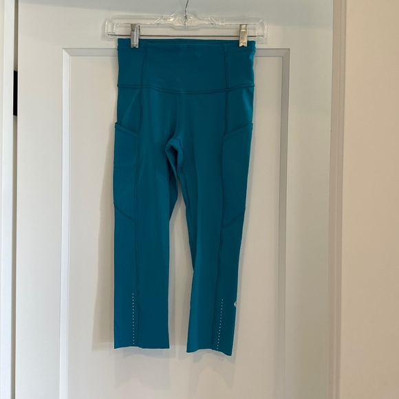 Lululemon cropped leggings - size 4 - Picture 1 of 2